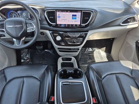 Used 2023 Chrysler Pacifica Touring-L FWD image 20