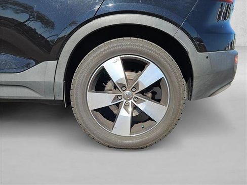 Used 2019 Volvo XC40 T5 Momentum image 14