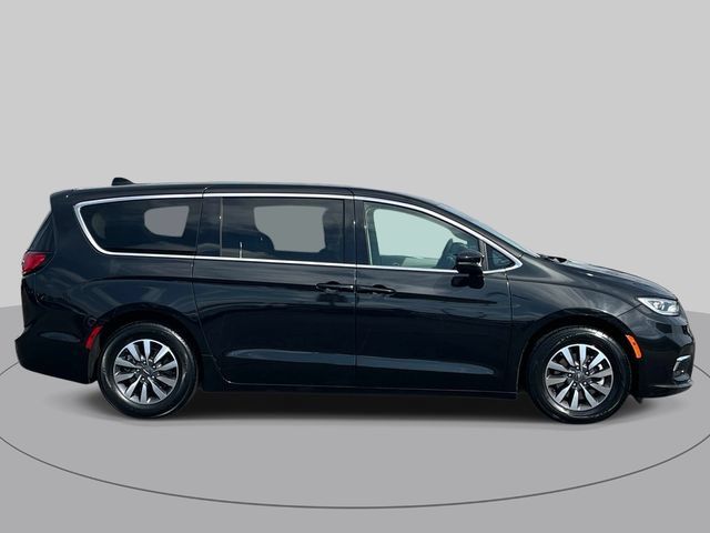 Used 2023 Chrysler Pacifica Touring-L FWD image 3