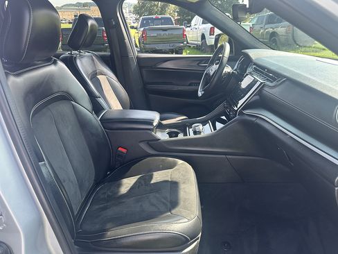 Used 2024 Jeep Grand Cherokee Altitude RWD image 8