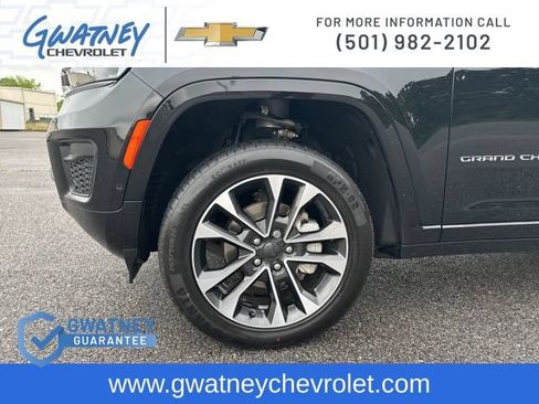 Used 2023 Jeep Grand Cherokee Overland w/ Luxury Tech Group IV AWD/4WD image 9