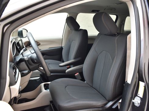 Used 2019 Chrysler Pacifica L FWD image 16