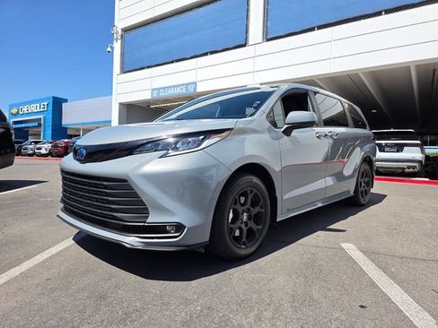 Used 2025 Toyota Sienna XLE Woodland Edition AWD/4WD image 2