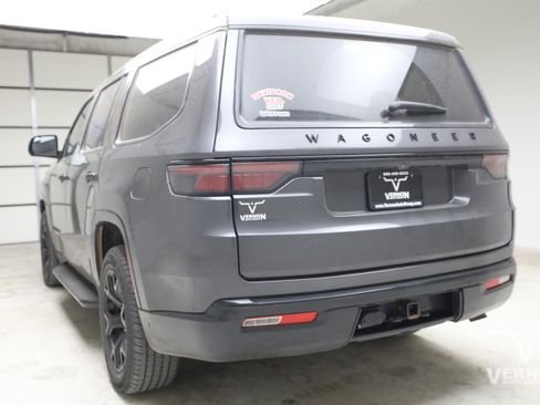 Used 2024 Jeep Wagoneer Series II w/ Convenience Group I AWD/4WD image 2