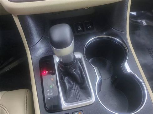 Used 2019 Toyota Highlander XLE AWD/4WD image 12