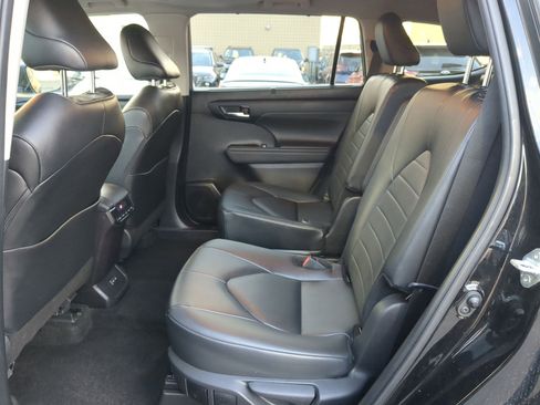 Used 2024 Toyota Highlander XLE image 30