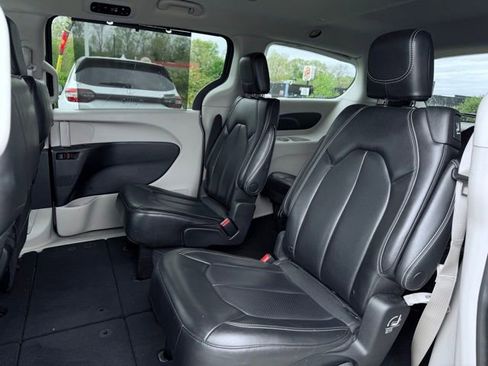Used 2023 Chrysler Pacifica Touring-L FWD image 20