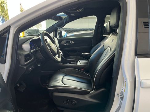 Used 2025 Chrysler Pacifica Limited image 30