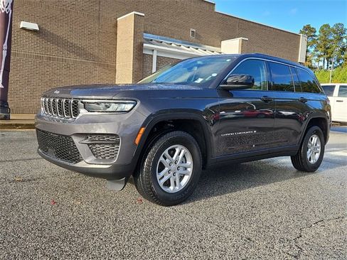 Used 2023 Jeep Grand Cherokee Laredo image 4