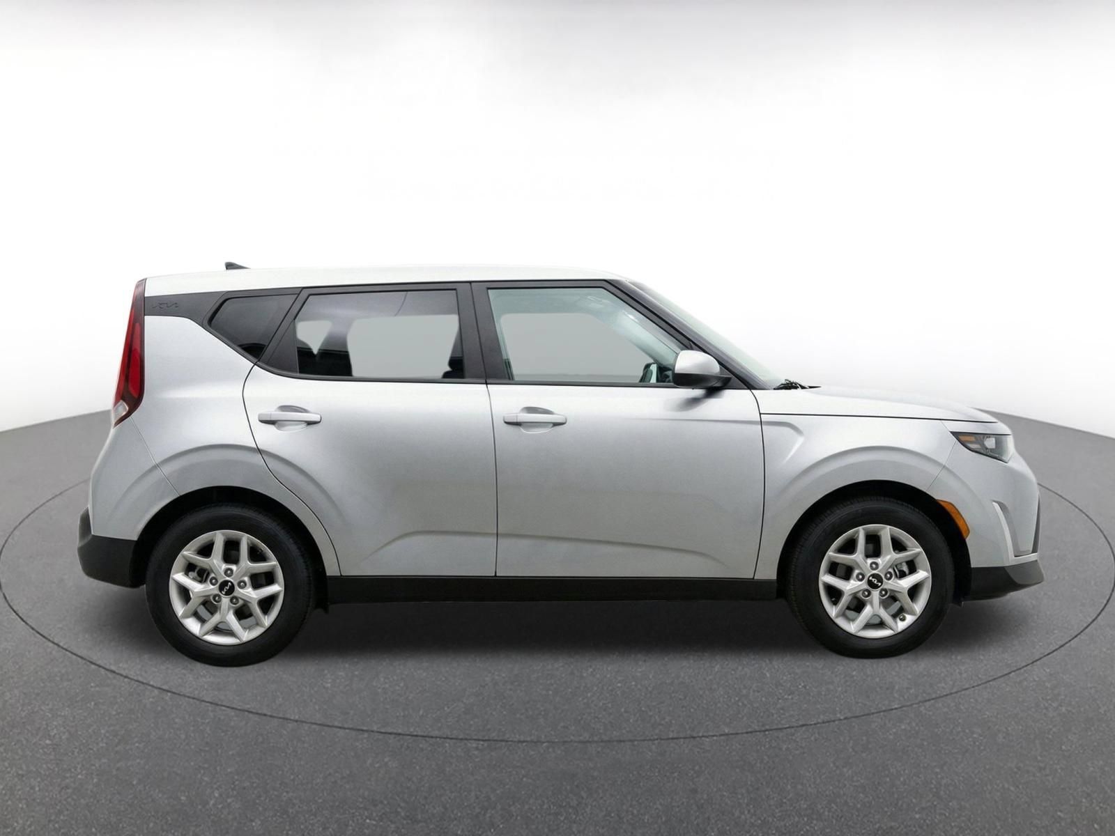Used 2025 Kia Soul LX w/ LX Technology Package FWD image 9