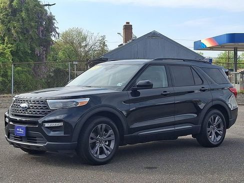Certified 2023 Ford Explorer XLT w/ Equipment Group 202A AWD/4WD image 3