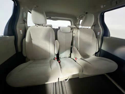 Used 2016 Toyota Sienna LE image 32