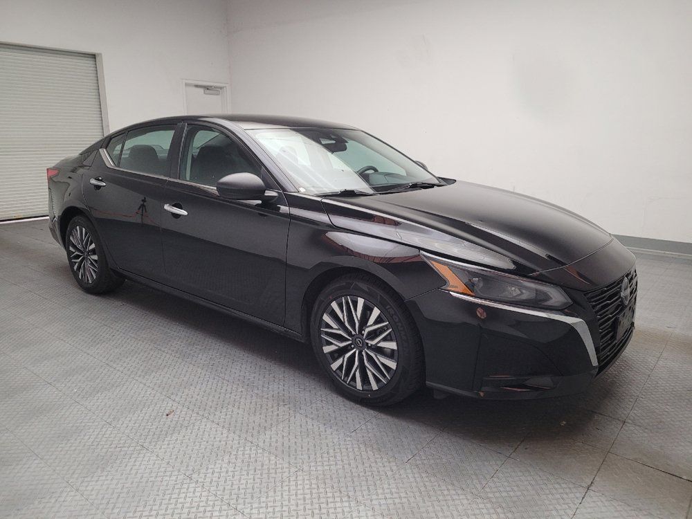 Used 2025 Nissan Altima 2.5 SV FWD image 11