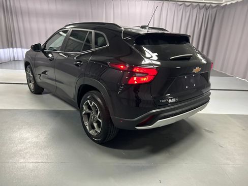 Used 2025 Chevrolet Trax LT w/ LT Convenience Package FWD image 5