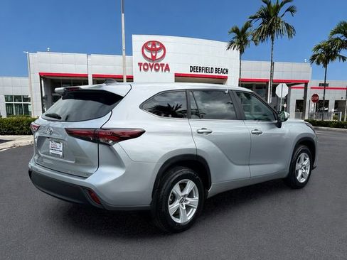Used 2024 Toyota Highlander LE FWD image 7