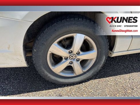 Used 2011 Volkswagen Routan SE FWD image 12
