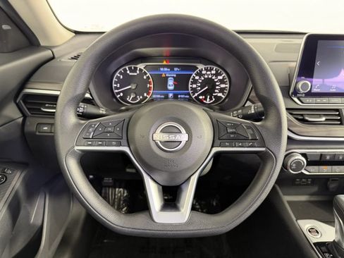 Used 2025 Nissan Altima 2.5 SV FWD image 32