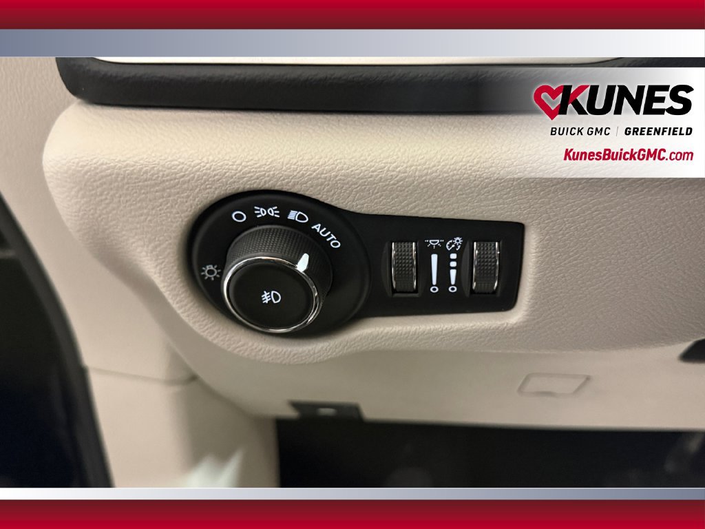 Used 2023 Chrysler Pacifica Touring-L FWD image 19