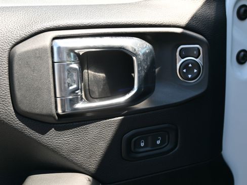Used 2025 Jeep Wrangler Unlimited Sahara w/ Safety Group AWD/4WD image 15