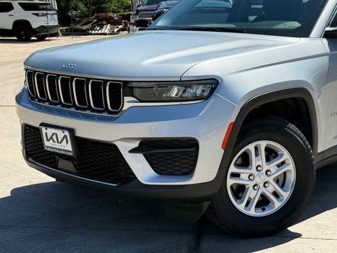Used 2023 Jeep Grand Cherokee Laredo RWD image 2