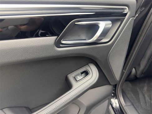 Used 2023 Porsche Macan image 37