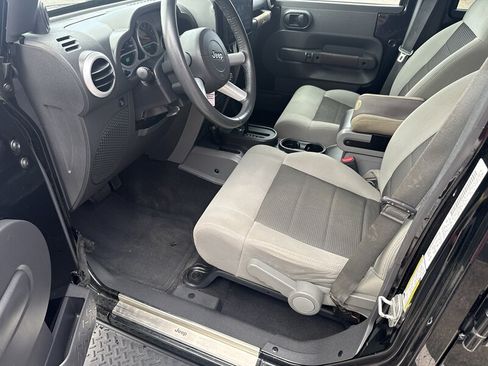 Used 2010 Jeep Wrangler Unlimited Sahara AWD/4WD image 17