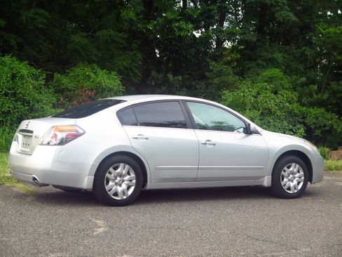 Used 2009 Nissan Altima 2.5 S w/ Emergency Aid Pkg FWD image 4