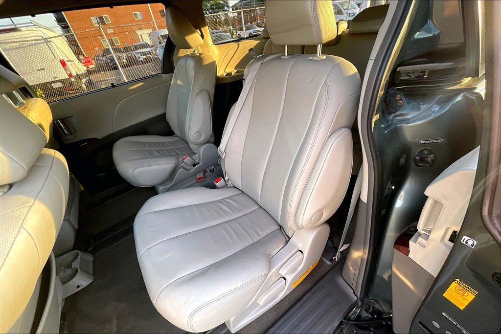 Used 2013 Toyota Sienna XLE FWD image 25