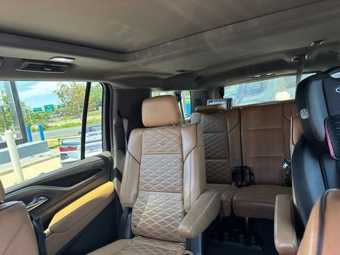 Used 2021 Cadillac Escalade ESV Premium Luxury w/ Driver Assist Tech Package AWD/4WD image 4