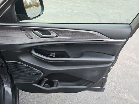 Used 2023 Jeep Grand Cherokee Overland w/ Luxury Tech Group IV image 15