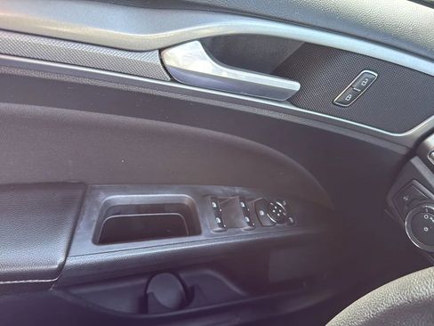 Used 2020 Ford Fusion SE FWD image 22