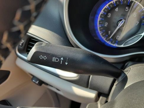 Used 2023 Chrysler Pacifica Touring-L FWD image 16