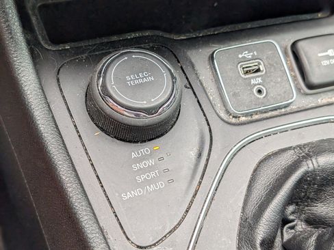 Used 2019 Jeep Cherokee High Altitude AWD/4WD image 13