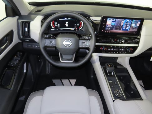 New 2026 Nissan Pathfinder SL image 5