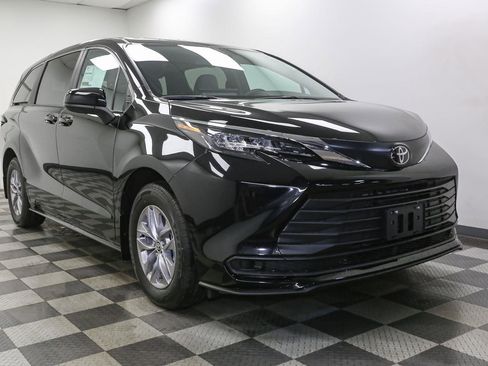 New 2026 Toyota Sienna LE AWD/4WD image 2