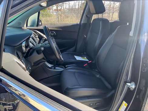 Used 2019 Chevrolet Trax LT w/ Sun & Sound Package image 9