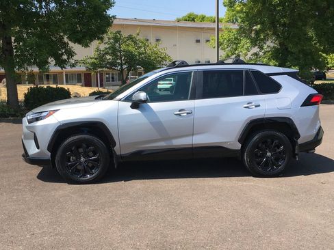 Used 2022 Toyota RAV4 SE w/ Convenience Package AWD/4WD image 3