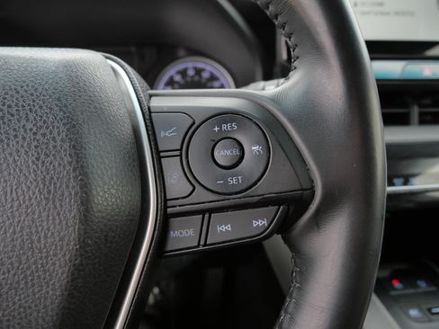 Certified 2021 Toyota Venza LE image 28