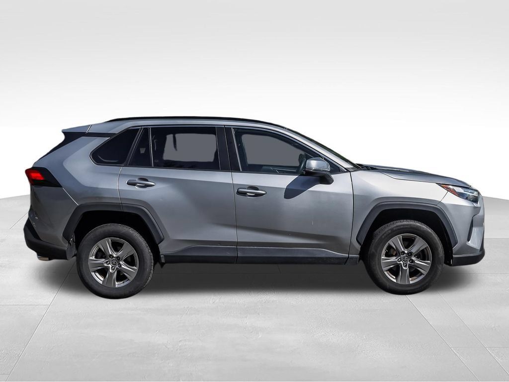 Used 2022 Toyota RAV4 XLE AWD/4WD image 3