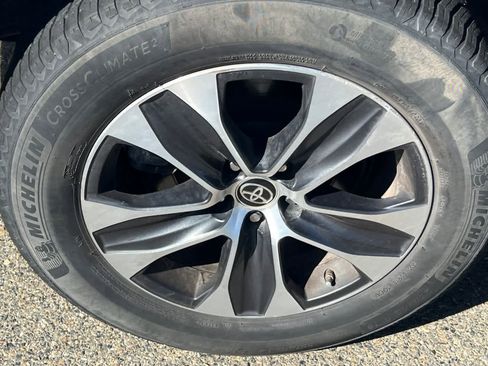 Used 2020 Toyota Highlander XLE image 12