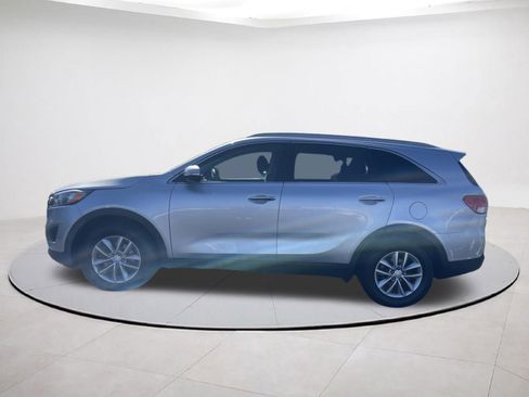 Used 2017 Kia Sorento LX image 4