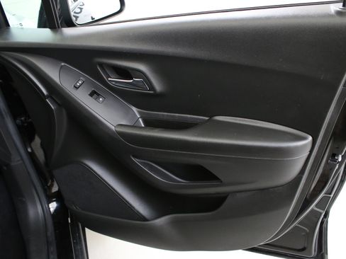 Used 2022 Chevrolet Trax LT w/ Midnight Edition image 32