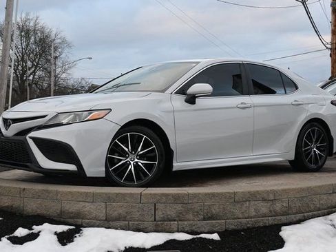 Used 2022 Toyota Camry SE w/ Cold Weather Package image 1
