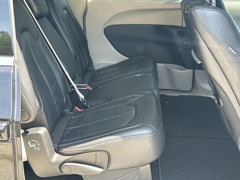 Used 2022 Chrysler Pacifica Touring-L w/ Uconnect Theater Family Group FWD image 16