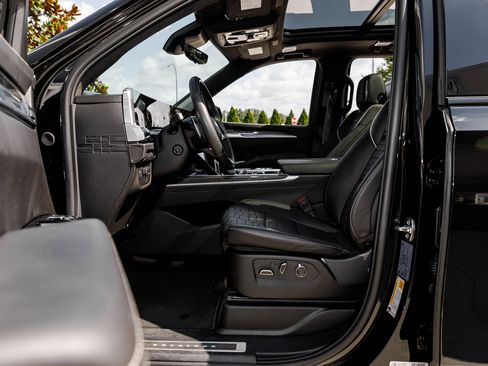 Used 2025 Cadillac Escalade ESV V image 20