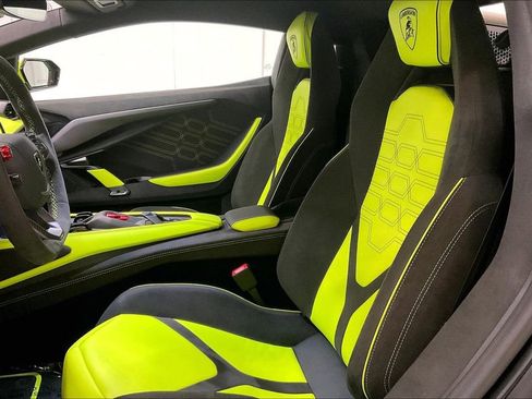 Used 2025 Lamborghini Revuelto image 8