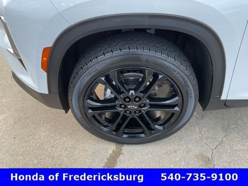 Used 2025 Chevrolet Traverse LT FWD image 10