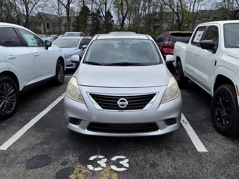 Used 2012 Nissan Versa SV FWD image 2