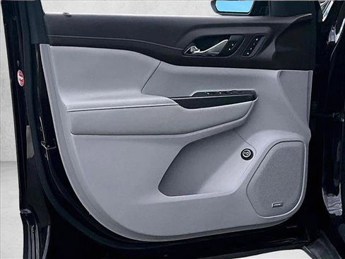 Used 2021 GMC Acadia SLT w/ Technology Package image 17