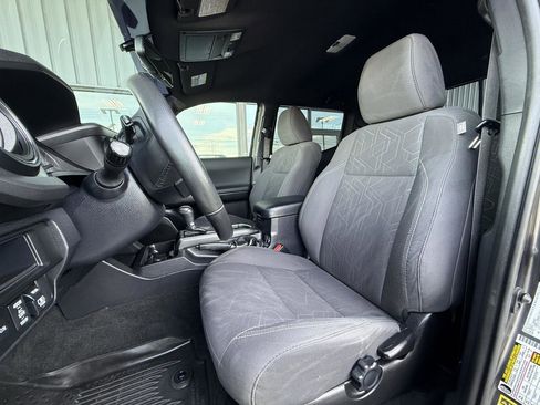 Used 2017 Toyota Tacoma TRD Sport w/ Tow Package image 13